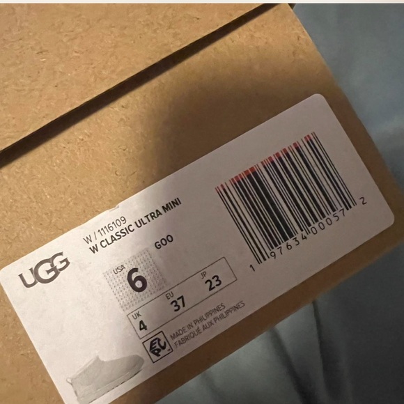 WOMEN UGG BOOTS size 6